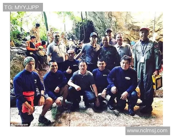 足球明星被困酒店引发粉丝围堵事件现场混乱不堪 足球明星被困酒店引发粉丝围堵事件现场混乱不堪